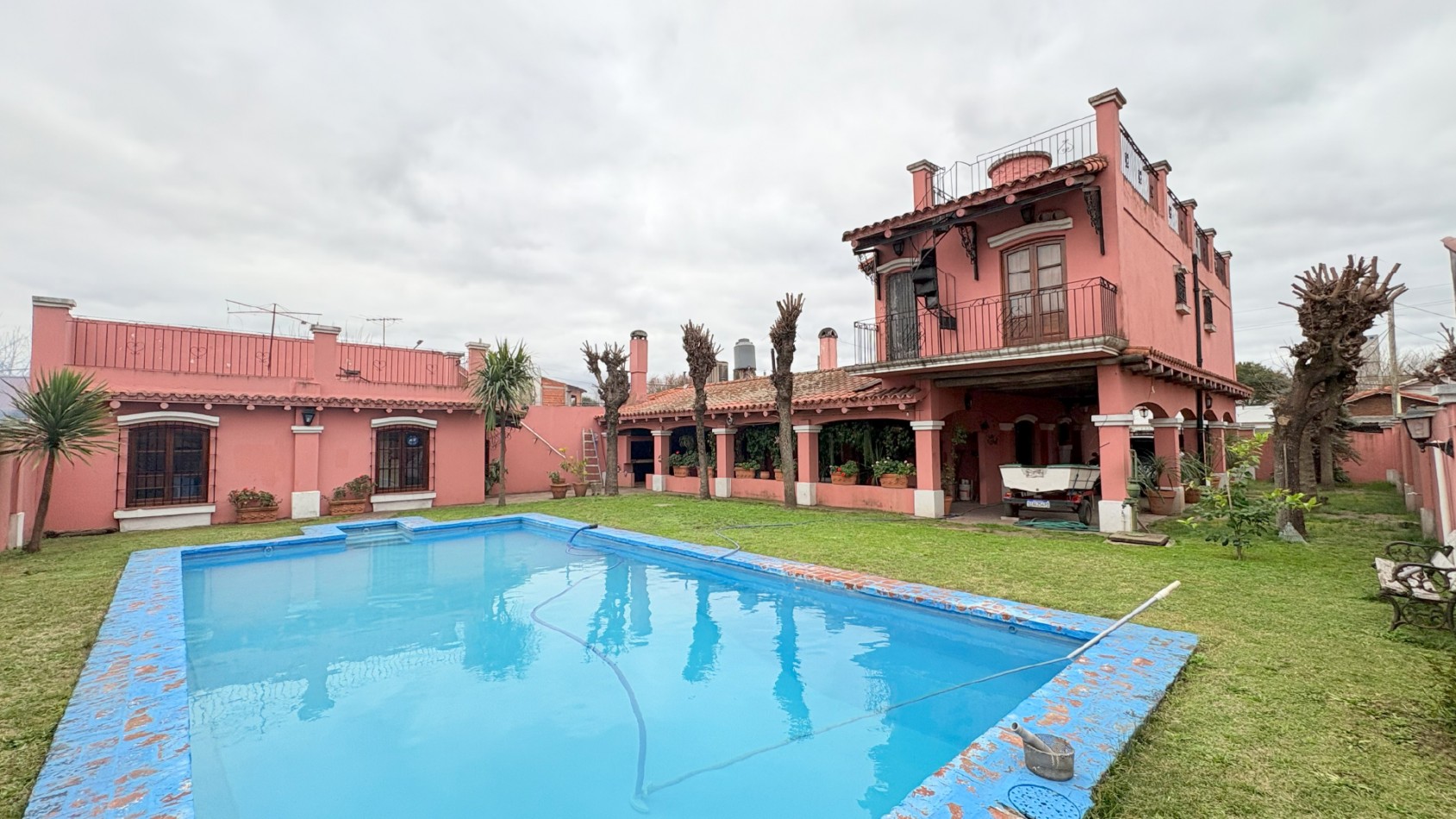 Casa en Gran Terreno con Pileta y Ampliacion a Terminar