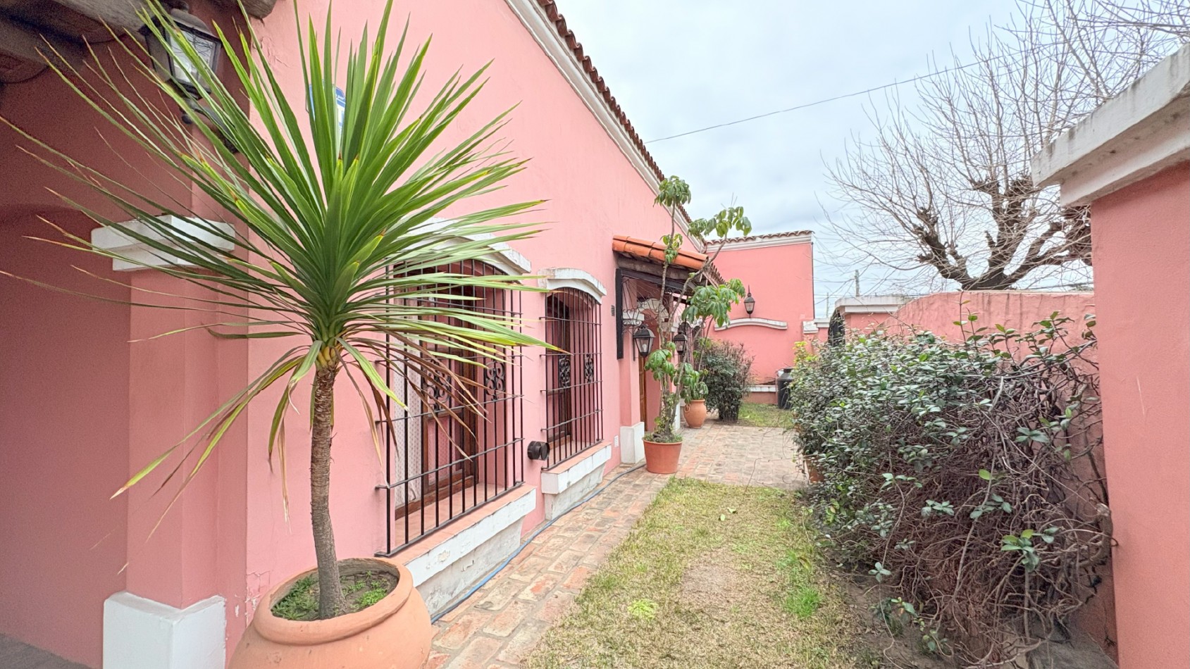Casa en Gran Terreno con Pileta y Ampliacion a Terminar
