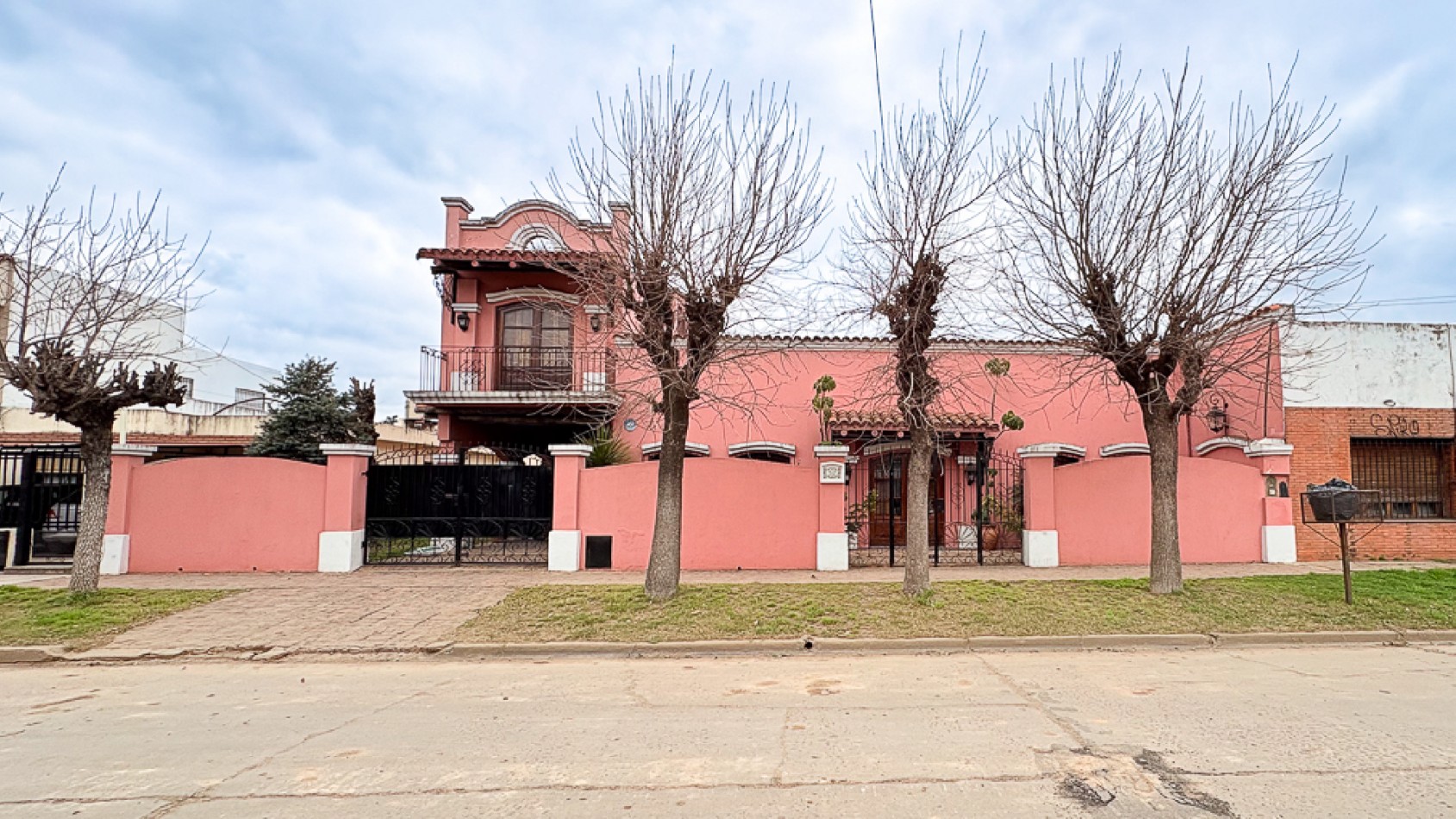 Casa en Gran Terreno con Pileta y Ampliacion a Terminar
