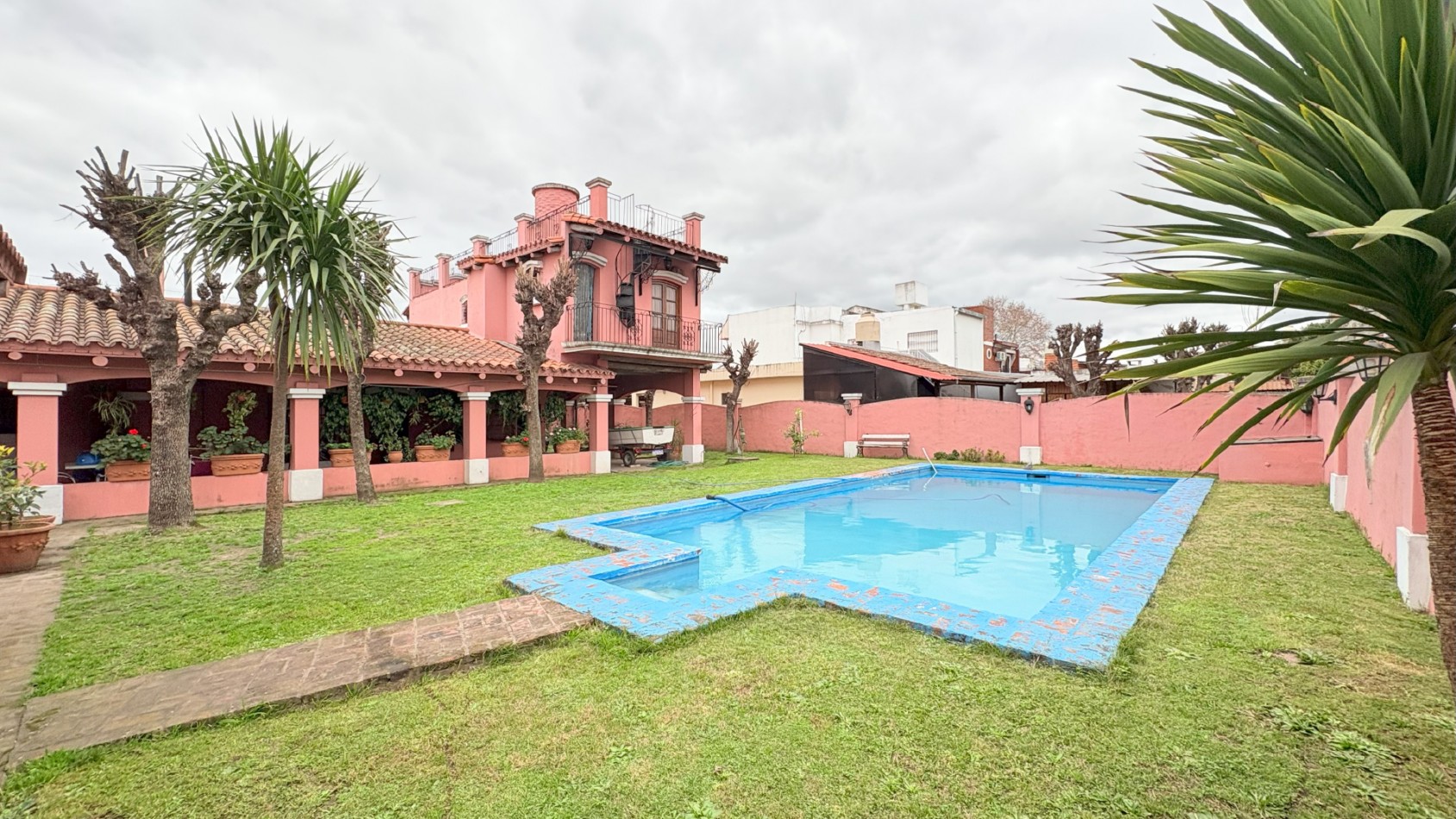 Casa en Gran Terreno con Pileta y Ampliacion a Terminar