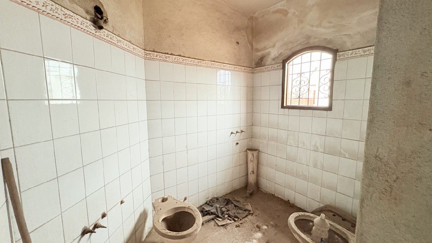 Casa en Gran Terreno con Pileta y Ampliacion a Terminar