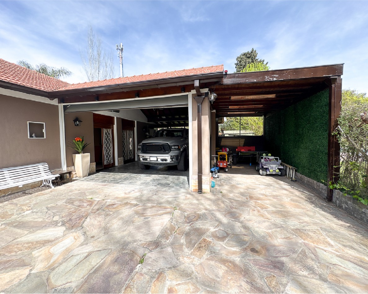 Hermosa Casa con 2 Quinchos y Casa de Huespedes en El Cortijo