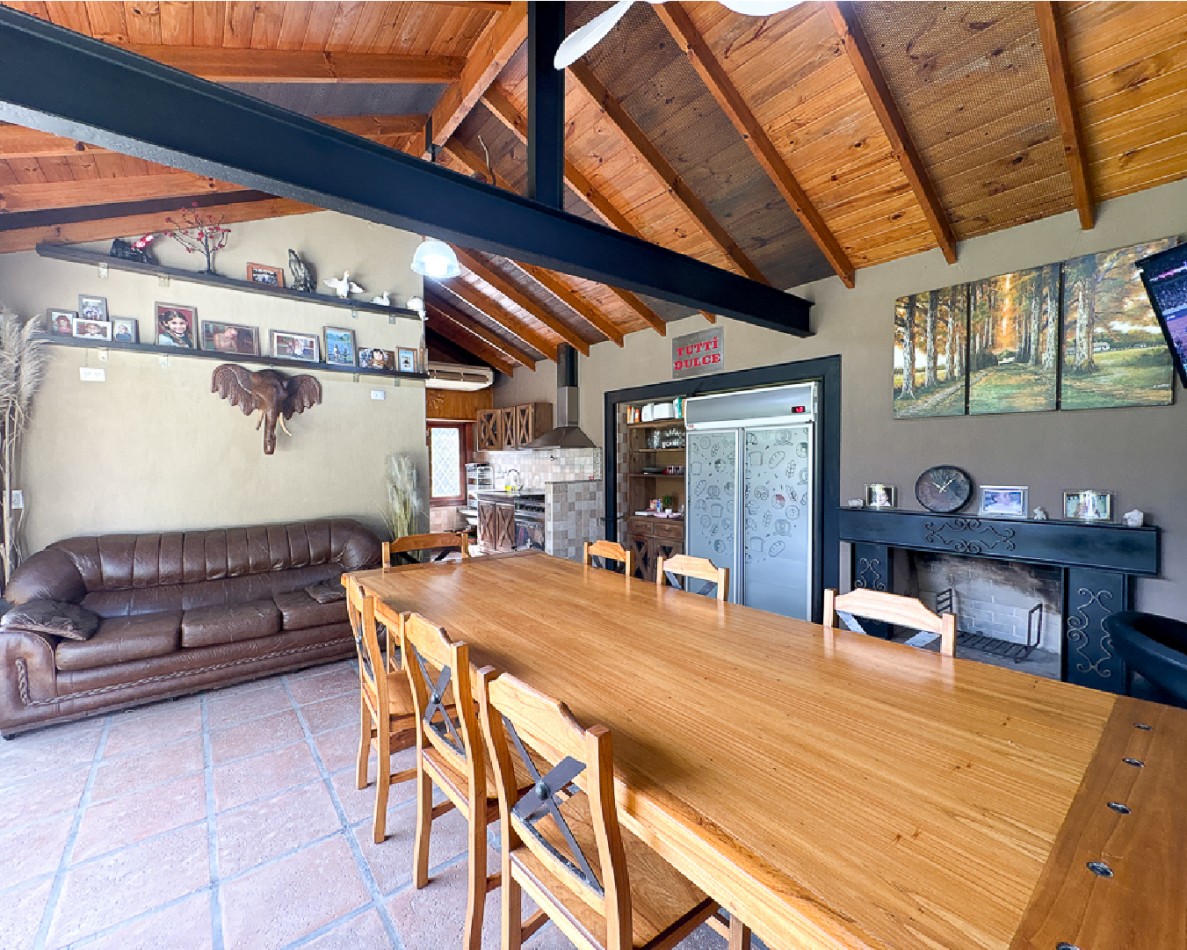 Hermosa Casa con 2 Quinchos y Casa de Huespedes en El Cortijo