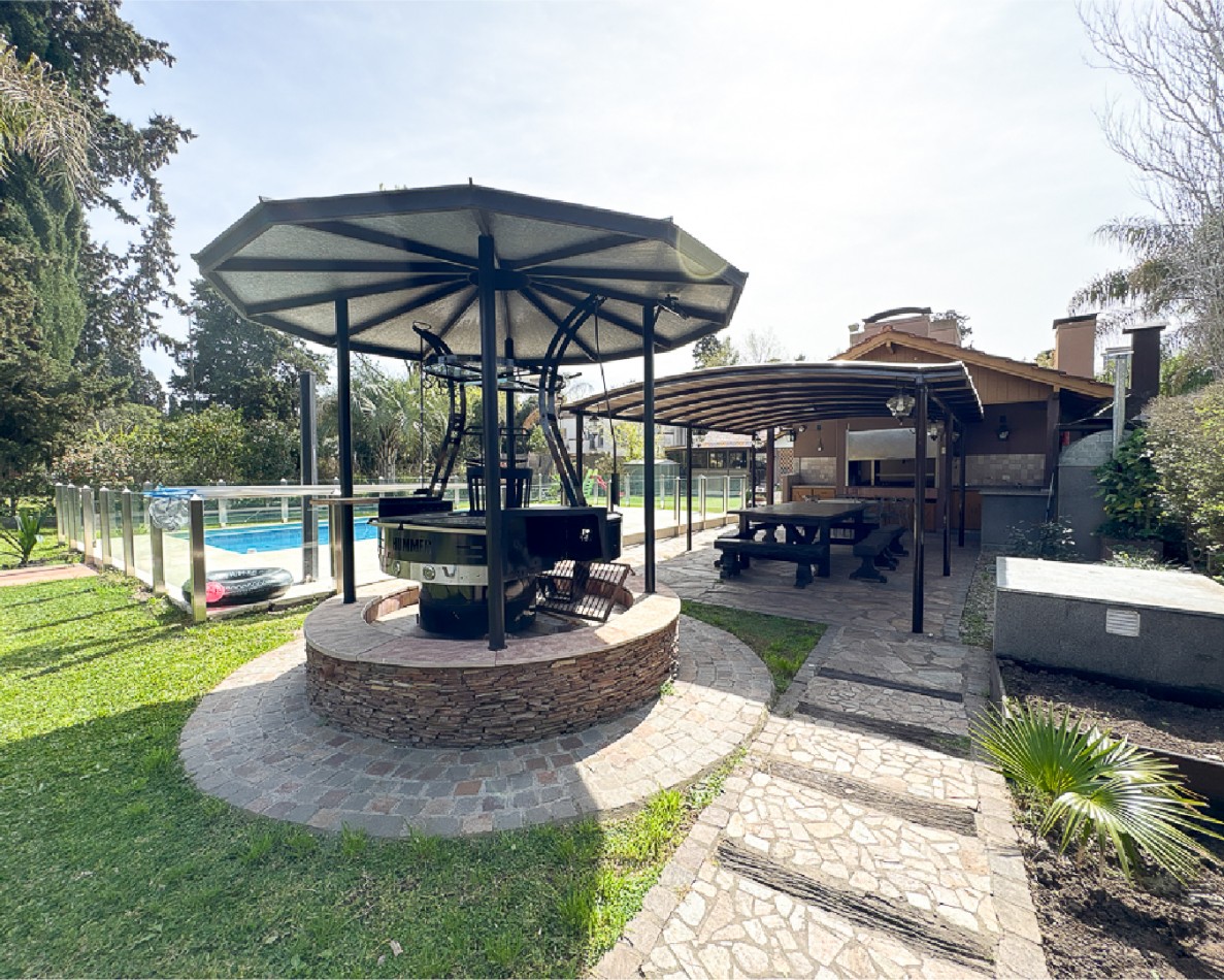 Hermosa Casa con 2 Quinchos y Casa de Huespedes en El Cortijo