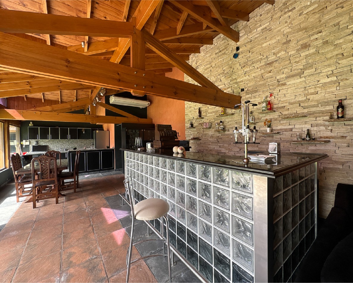 Hermosa Casa con 2 Quinchos y Casa de Huespedes en El Cortijo