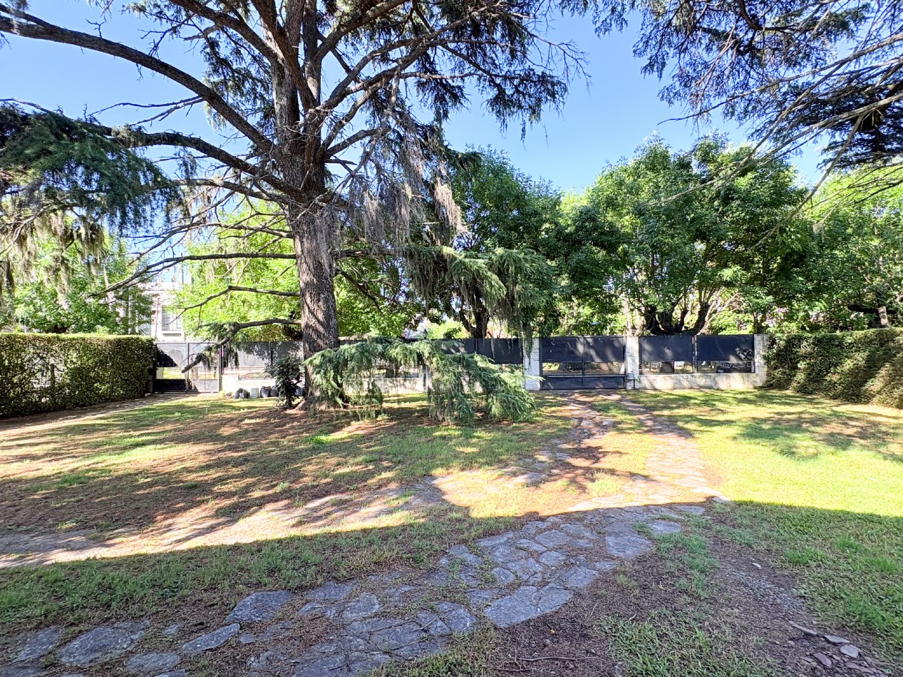 Casa 6 Ambientes con Parque, Pileta y Quincho Sobre Lote de 1.517 m² - Muñiz