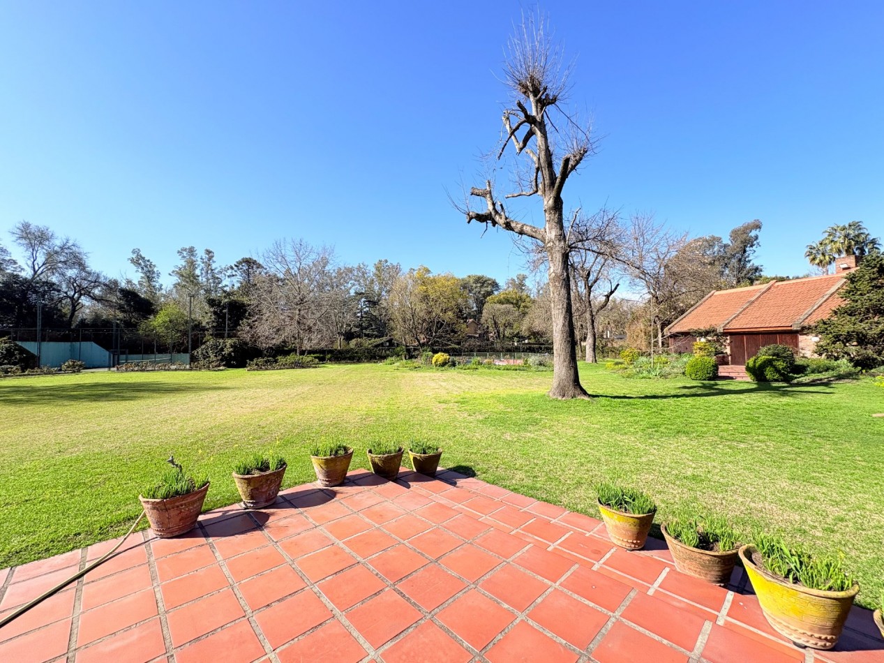 Casa Quinta de Categoria en Barrio Los Nogales - Malvinas Argentinas