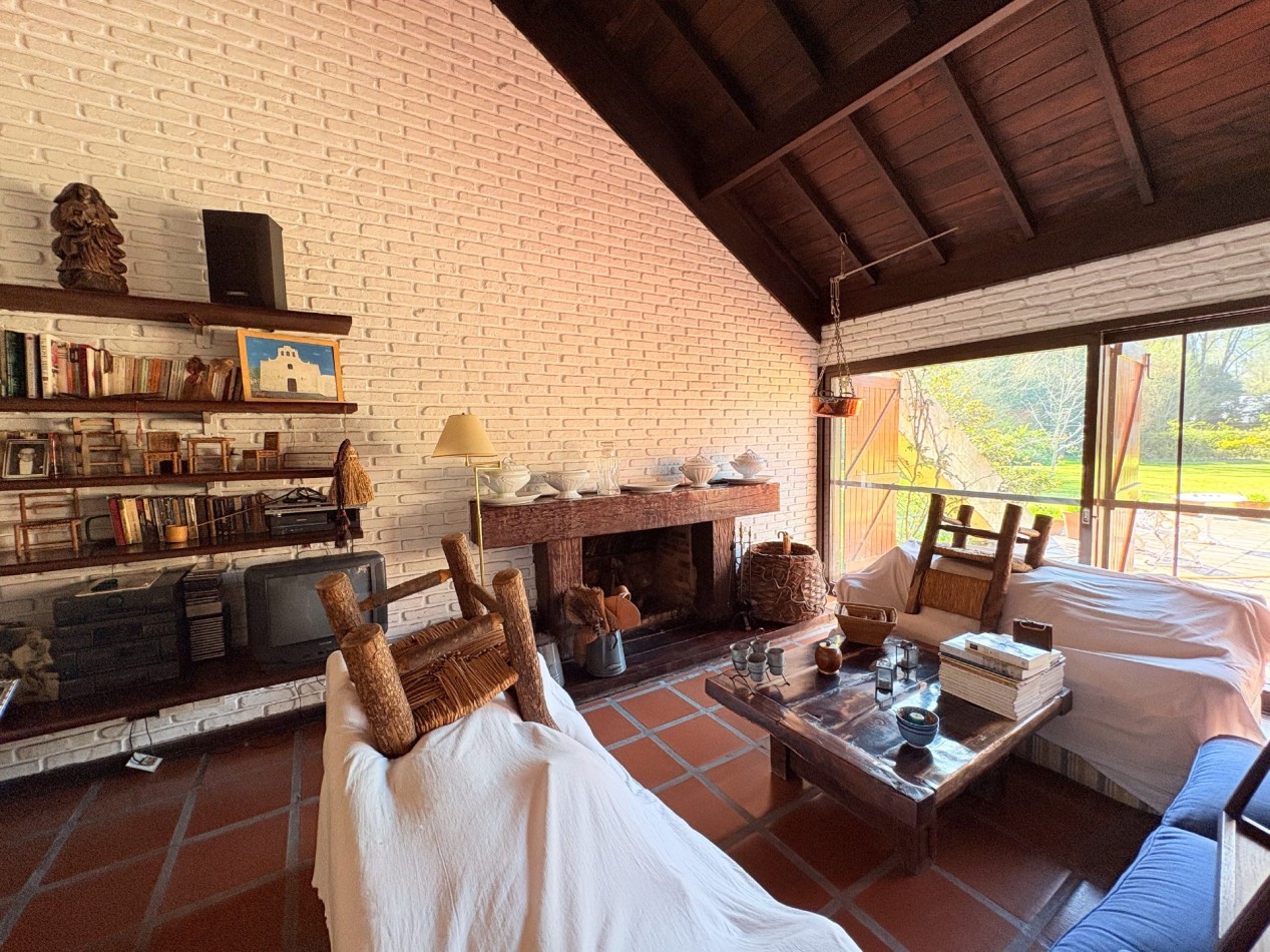 Casa Quinta de Categoria en Barrio Los Nogales - Malvinas Argentinas
