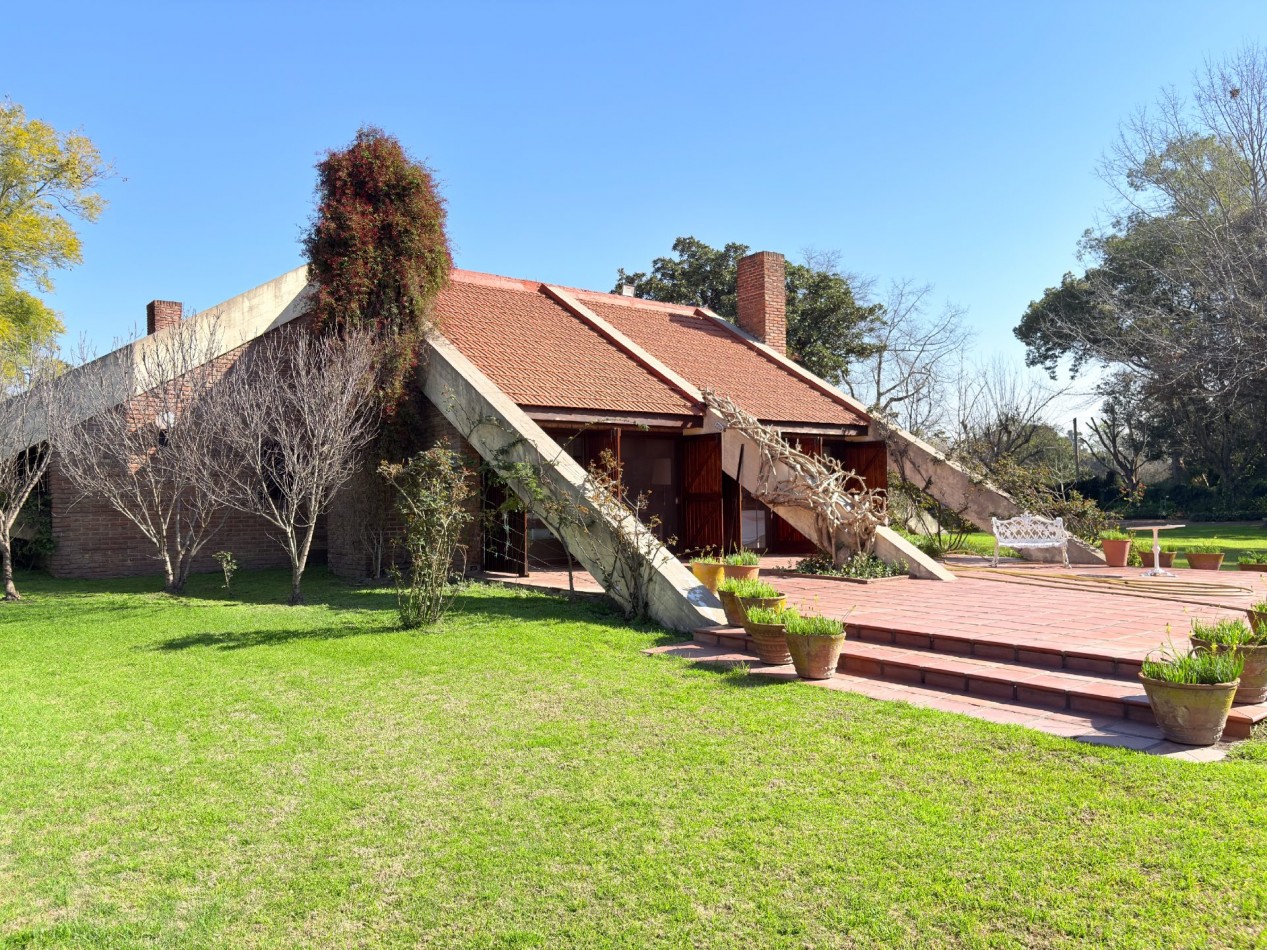 Casa Quinta de Categoria en Barrio Los Nogales - Malvinas Argentinas